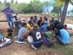 Bhabinkamtibmas Desa Buncu Laksanakan Sambang dan Gotong Royong Pembangunan Arena Pacuan Kuda