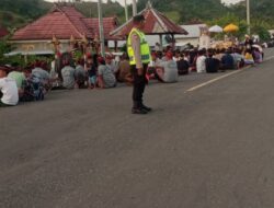 Bhabinkamtibmas Desa Kokarlian Berikan Pengamanan Upacara Keagamaan Ngulapin dalam Rangka Pembangunan Sanggah/Merajan
