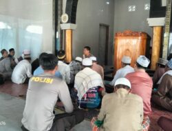 Jaga Kondusifitas Kamtibmas, Kapolsek Sekongkang Sholat Dzuhur Berjamaah Bersama Tokoh Agama