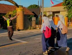 Polsek Seteluk Amankan Pelajar Menyeberang Jalan, Wujudkan Rasa Aman bagi Pelajar