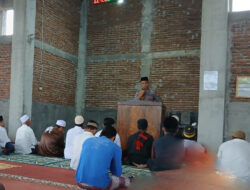 Kapolsek Pekat sampaikan pesan kamtibmas dalam giat Jum’at keliling di Masjid Al Imran