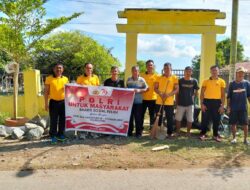 Dekat Dengan Masyarakat, Menyambut HUT Ke-79 Bhayangkara, Polsek Belo Gotong Royong Bersihkan TPU