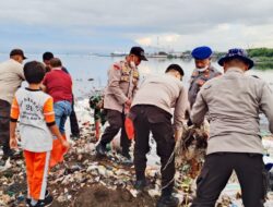 Sambut Hari Bhayangkara ke-79, Polsek Kawasan dan Sat Polairud Gelar Bakti Sosial Pembersihan Teluk Bima