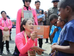 Ketum Bhayangkari Ny. Juliati Sigit Prabowo Lakukan Baksos di Sorong