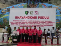 Kunjungi Raja Ampat, Ketum Bhayangkari Ny. Juliati Sigit Prabowo Salurkan Sembako hingga Gelar Khitanan Massal