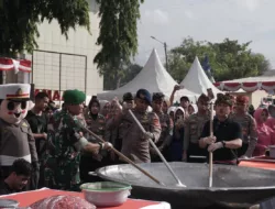 Kolaborasi Manis Bobon Santoso dan Mobil Dapur Lapangan Brimob Memasak Kebaikan untuk Ribuan Warga Lombok Tengah