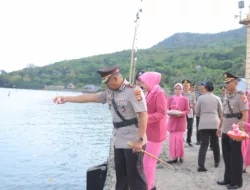 Peringati Hari Bhayangkara ke-79, Kapolres Sumbawa Barat Pimpin Upacara Tabur Bunga di Laut