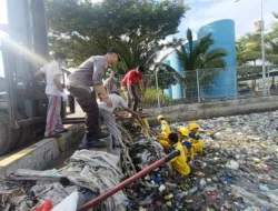 Menjelang HUT Bhayangkara ke-79, Polres Bima Kota Gelar Kerja Bakti Bersih Laut di Pelabuhan Bima