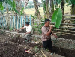 Bhabinkamtibmas Kelurahan Rite Gotong Royong Bersama Warga Bersihkan Parit Cegah DBD
