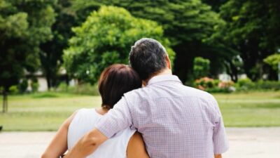 Pacaran dengan Pria Usia Jauh Lebih Tua? Simak Realitanya!