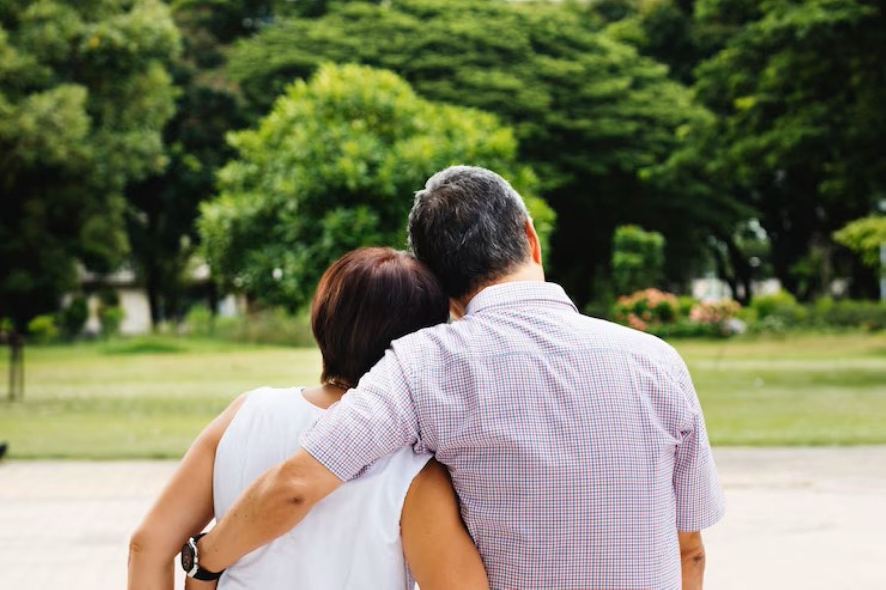 Pacaran dengan Pria Usia Jauh Lebih Tua? Simak Realitanya!