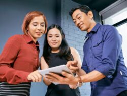 Gen Z Ambil Alih Kantor? Ini Cara Gen X Beradaptasi