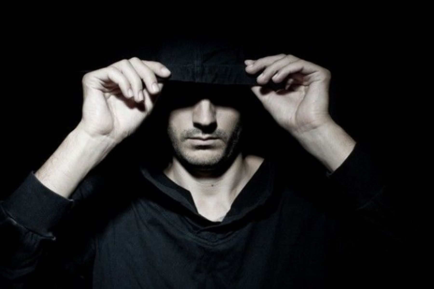 Cowok Pendiam Itu Berbahaya! Cewek Sering Gagal Move On.