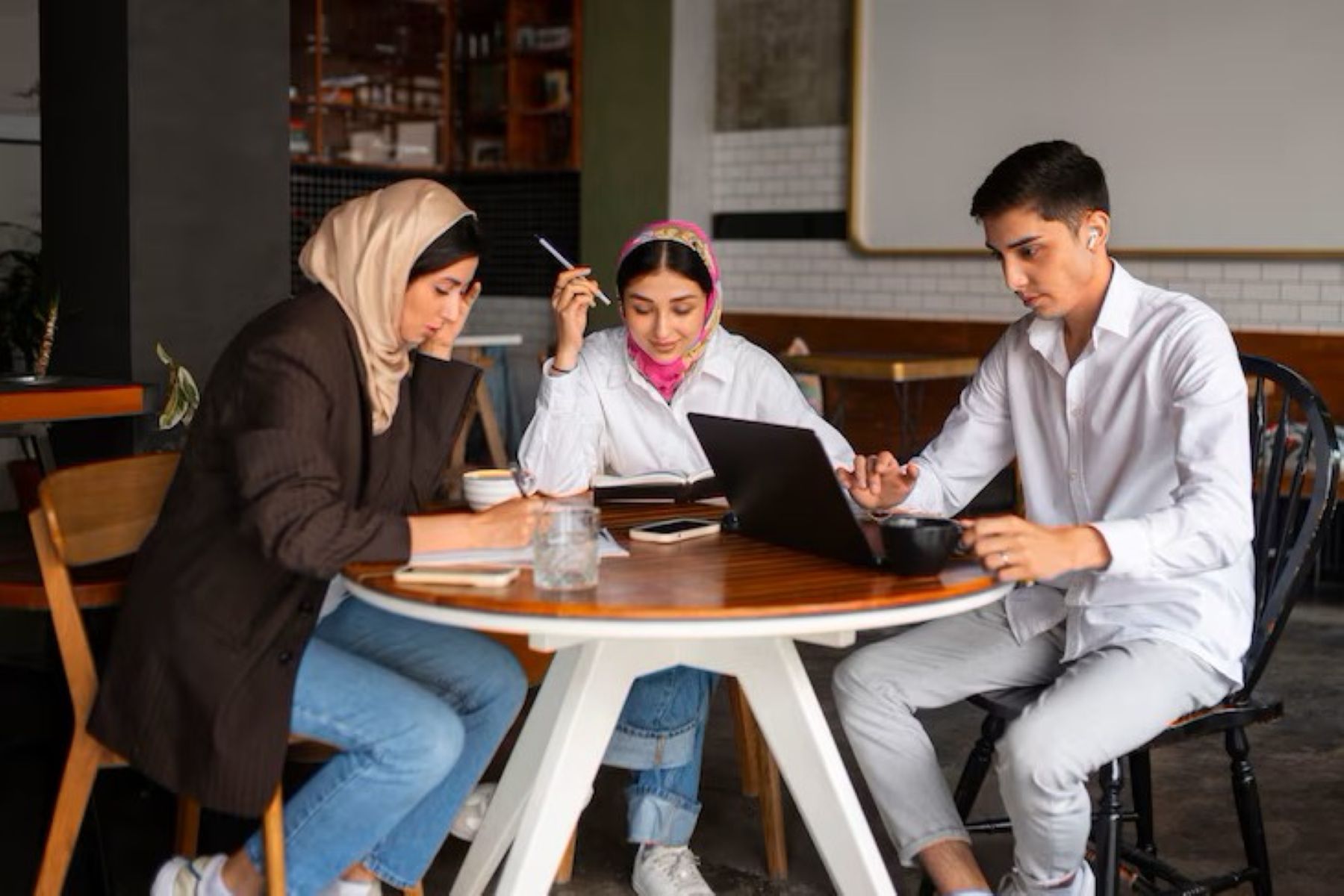 Pujian Manis yang Bikin Kamu Kesal? Ini Taktik Pasif-Agresifnya!