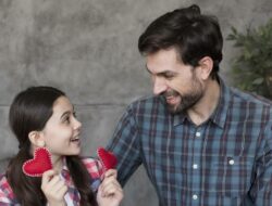 Dekat Ayah, Anak Perempuan Jadi Anti Dirayu? Cek Faktanya!