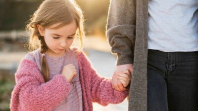 Orang Tua Niat Baik, Tapi Ini 5 Cara Didik Anak yang Justru Bikin Trauma