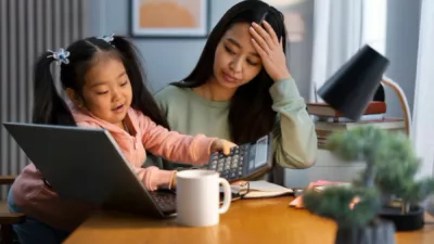 Stres Kerja Perempuan: Bekerja, Mengasuh, dan Tersenyum