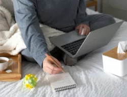 Cuma Modal Laptop? Ini Cara Dapet Uang dari Kamar Kos!