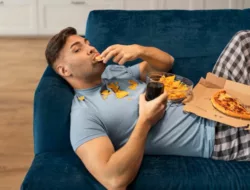 Alasan Masuk Akal Kebiasaan Ngemil Tak Sehat Saat Begadang