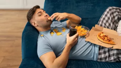 Alasan Masuk Akal Kebiasaan Ngemil Tak Sehat Saat Begadang