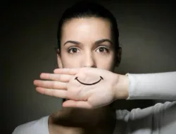 Jangan Tertipu Senyuman! Begini Cara Mereka Mainkan Emosi