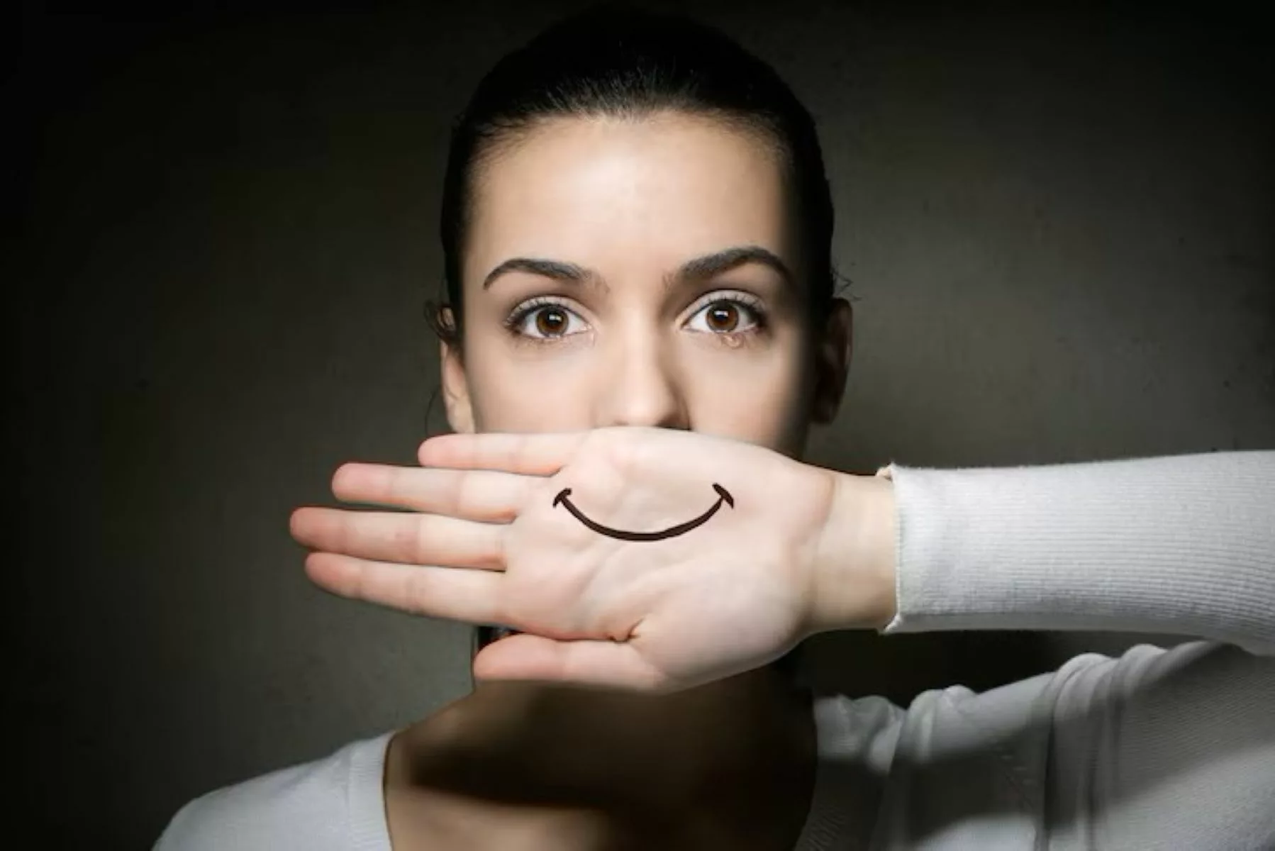 Jangan Tertipu Senyuman! Begini Cara Mereka Mainkan Emosi