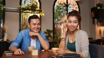 Terlalu Sopan di Kencan Pertama? Wanita Bisa Ilfeel Lho!