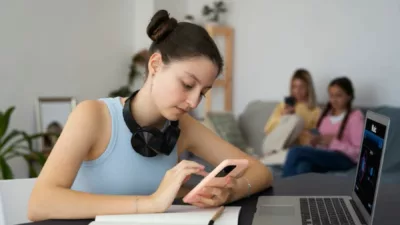 Anak Muda Menciptakan Tradisi Sendiri? Ini Alasannya!