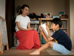 Stop Jadi Orang Tua Tukang Atur, Anak Juga Butuh Ruang!