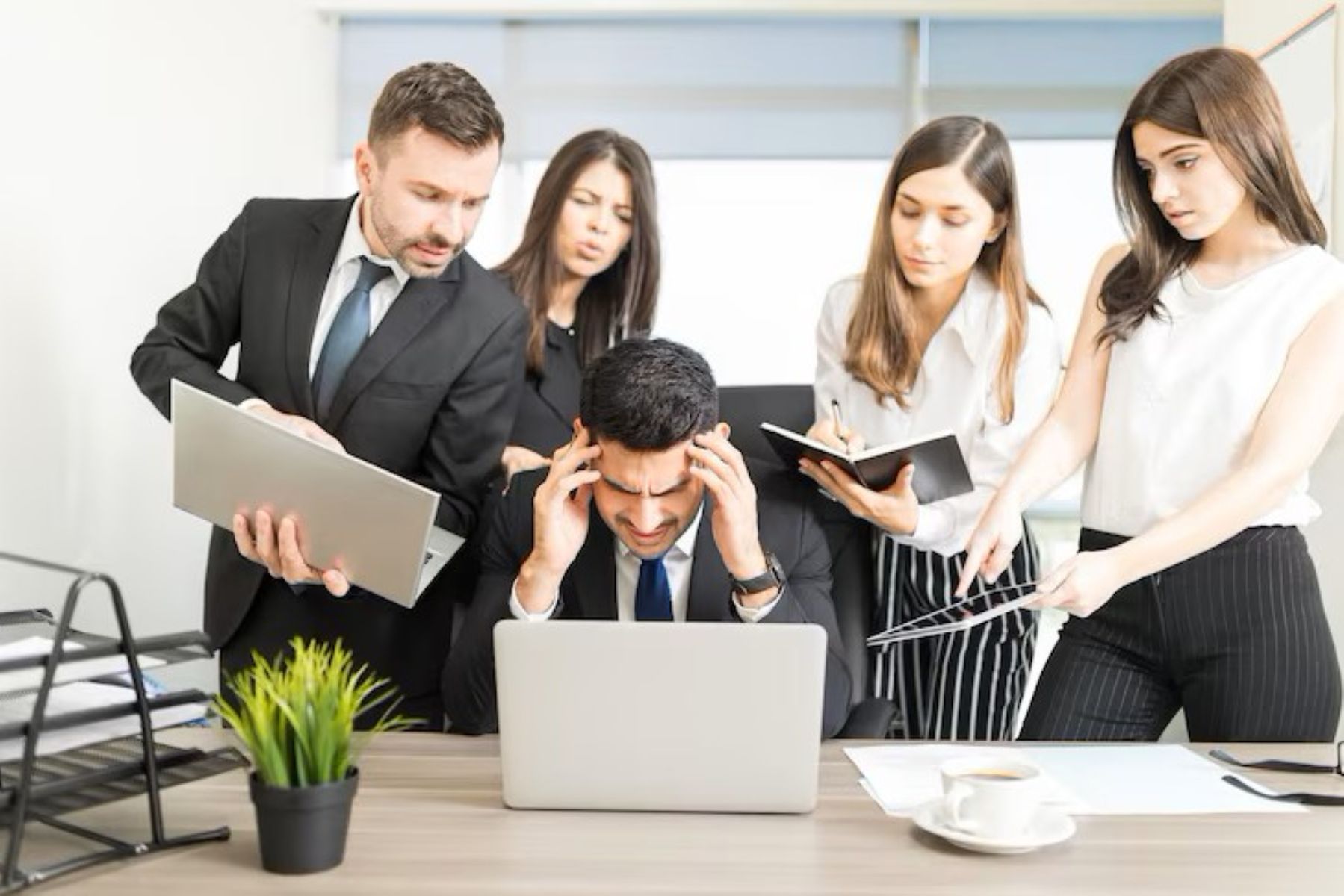 Narsisis Bikin Kerja Jadi Neraka? Ini Cara Pintar Hadapi Mereka!