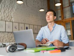 Bahagia Tapi Lelah? Mungkin Kamu Sedang Dijebak Dunia