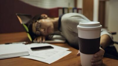 Kopi Aja Nggak Cukup! Begini Cara Waras Lawan Kantuk Ekstrem