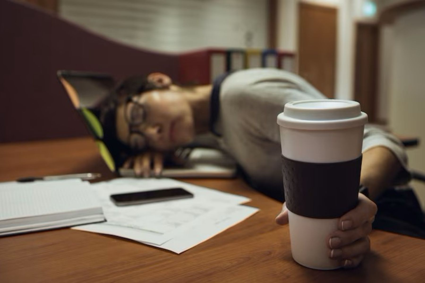 Kopi Aja Nggak Cukup! Begini Cara Waras Lawan Kantuk Ekstrem