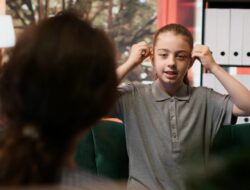 Jangan Salah! Pola Asuh Tegas Bukan Otoriter, Ini Buktinya!