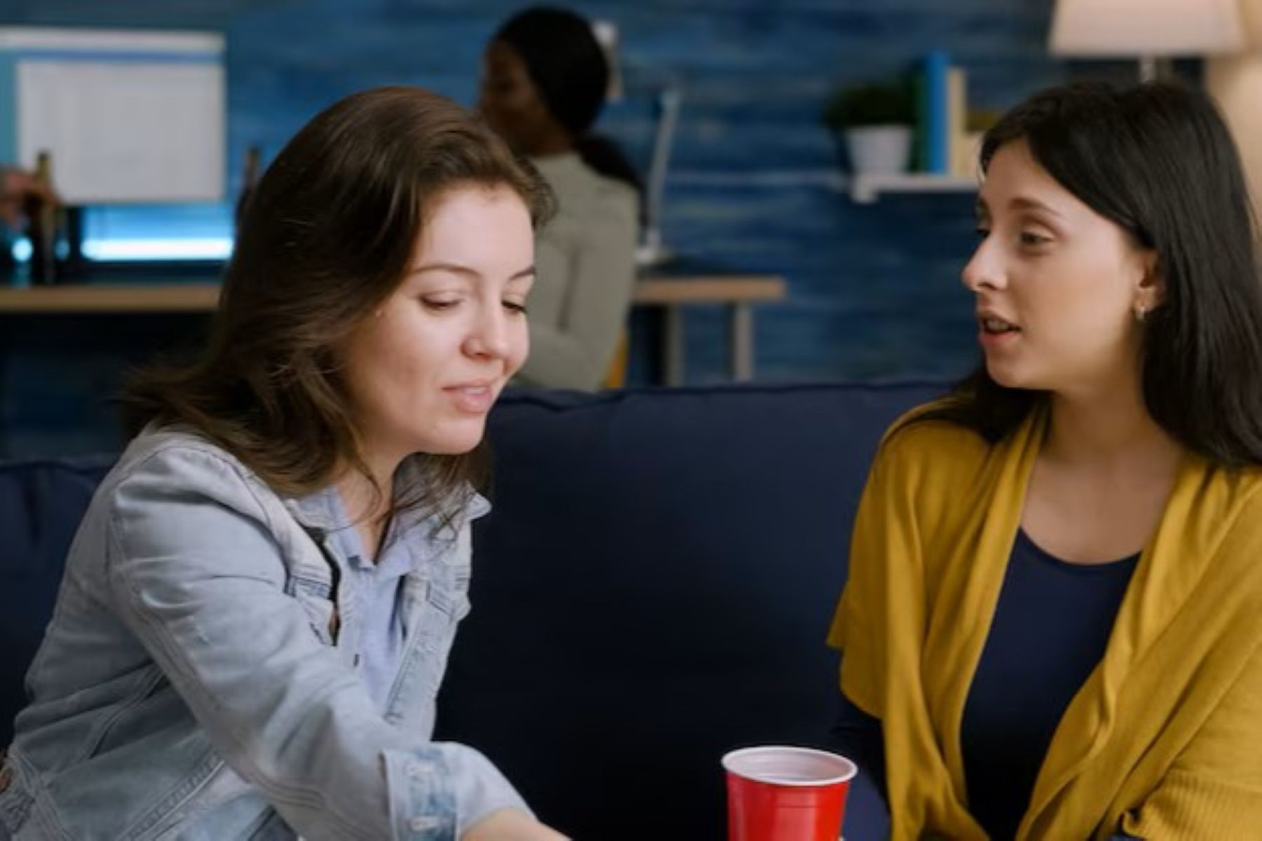 Tersenyum Tapi Menikam, Bahaya Komunikasi Manipulatif