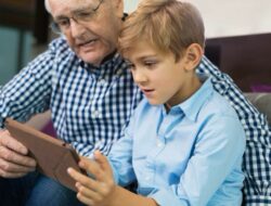 Orang Tua Boomer Gagal Paham Dunia Digital Anak? Ini Buktinya!