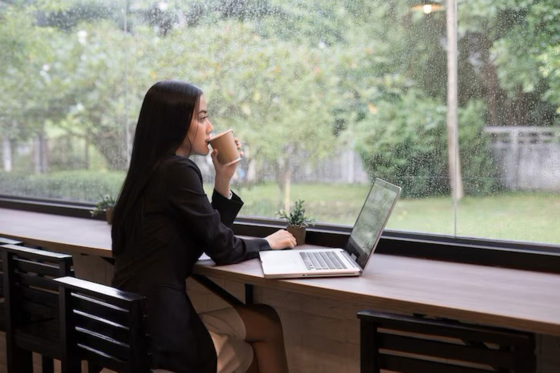 Introvert? Cuan Bisa Datang Tanpa Banyak Bicara!