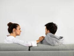 Berhenti Menyuruh Orang Selalu Bahagia, Itu Bukan Empati