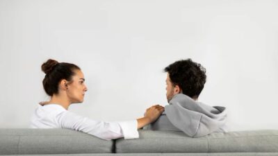 Berhenti Menyuruh Orang Selalu Bahagia, Itu Bukan Empati