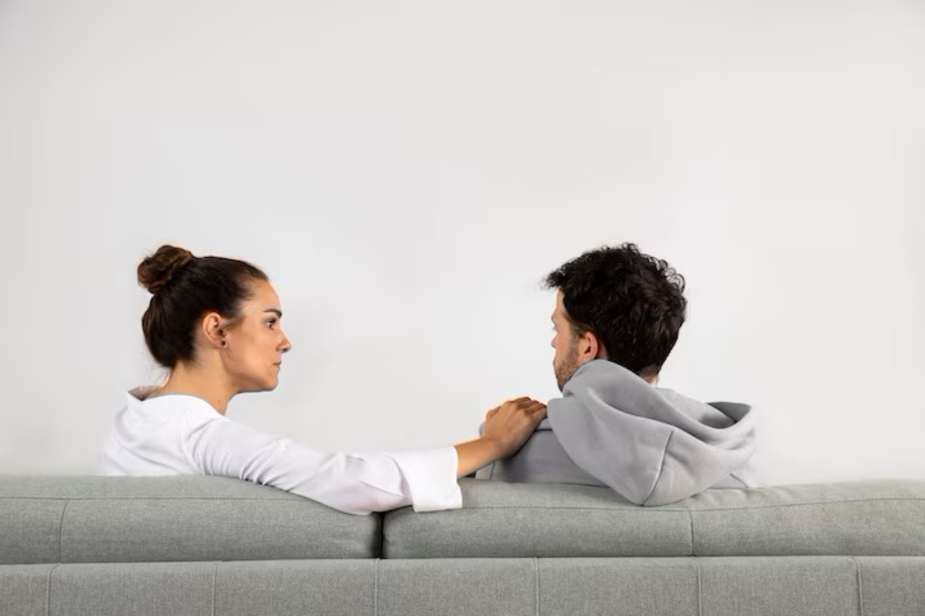 Berhenti Menyuruh Orang Selalu Bahagia, Itu Bukan Empati