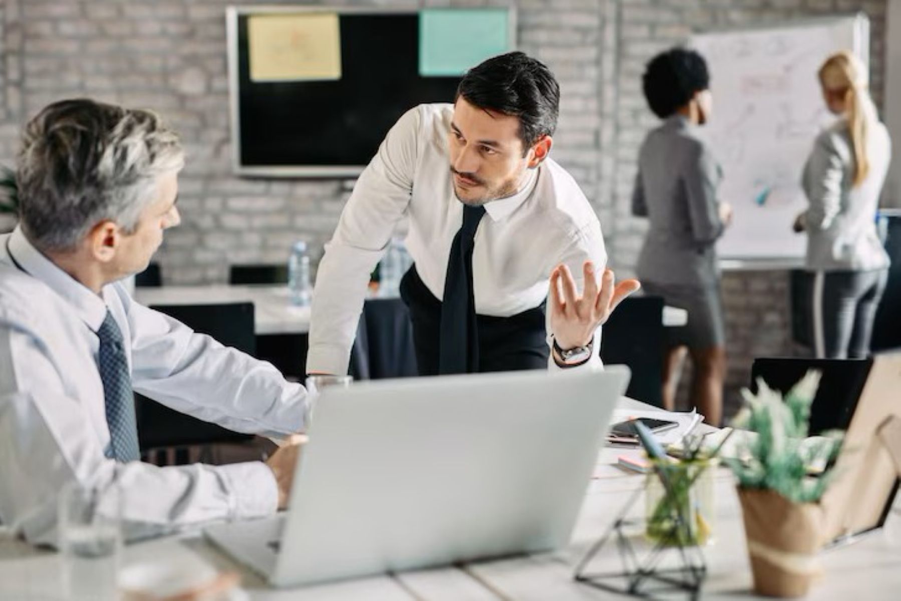 Tersenyum Tapi Menikam, Waspada Bos Toxic!