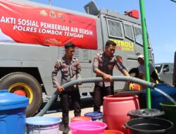 ‎Polres Loteng Salurkan Air Bersih untuk Warga Terdampak Kekeringan di Pratim.