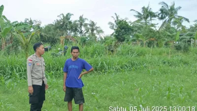 Bhabinkamtibmas Cendi Manik Dorong Ketahanan Pangan Lewat Kunjungan ke Petani