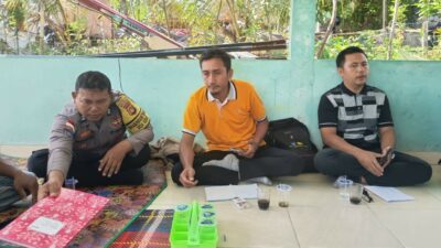 Bhabinkamtibmas Awasi Penyaluran Bibit Pertanian di Sekotong, Lombok Barat