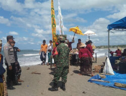 Polsek Lunyuk Kawal dan Amankan Upacara Keagamaan Umat Hindu di Desa Sukamaju