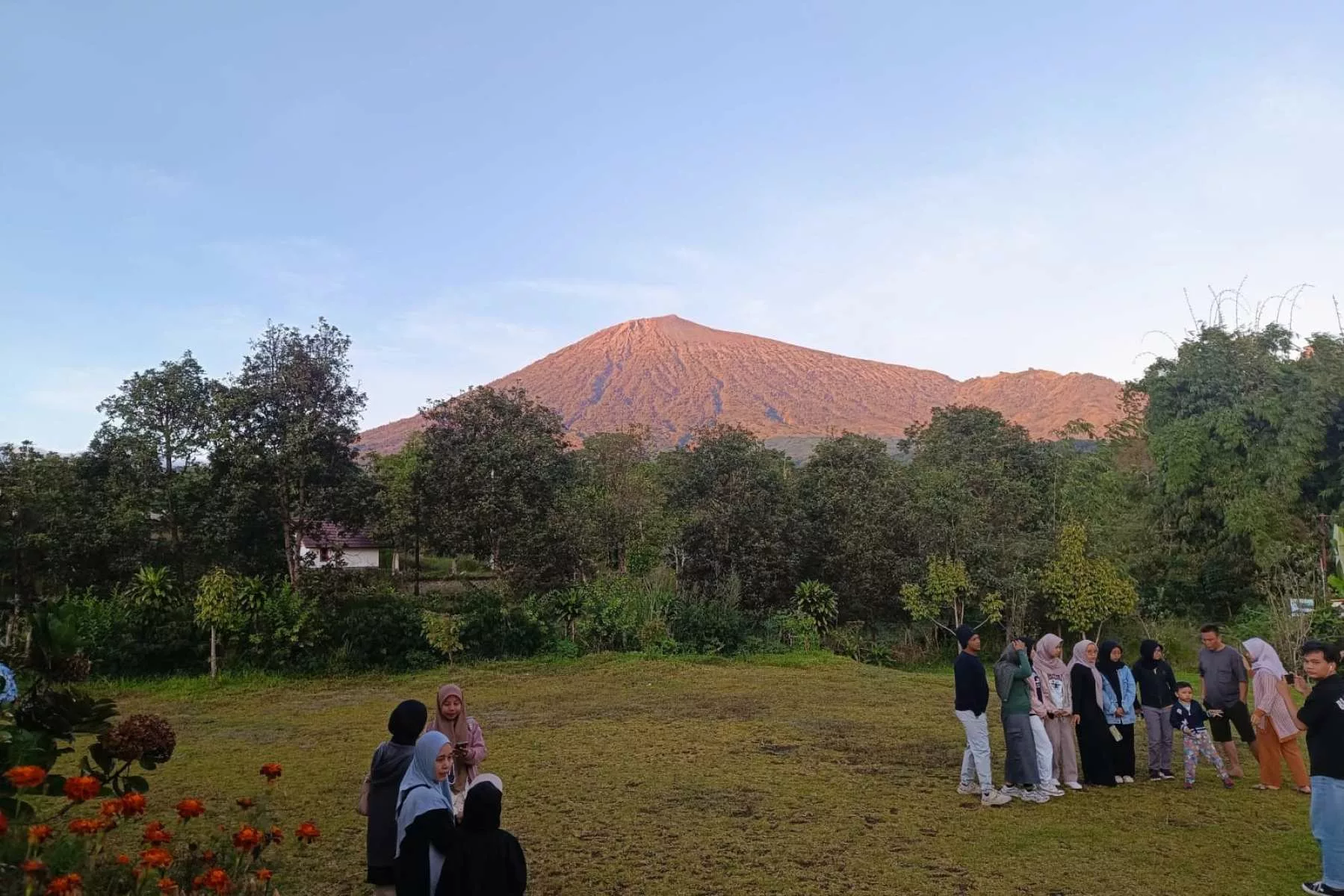 Sejumlah wisatawan lokal menikmati panorama Gunung Rinjani saat pagi hari di Kecamatan Sembalun, Kabupaten Lombok Timur, NTB.
