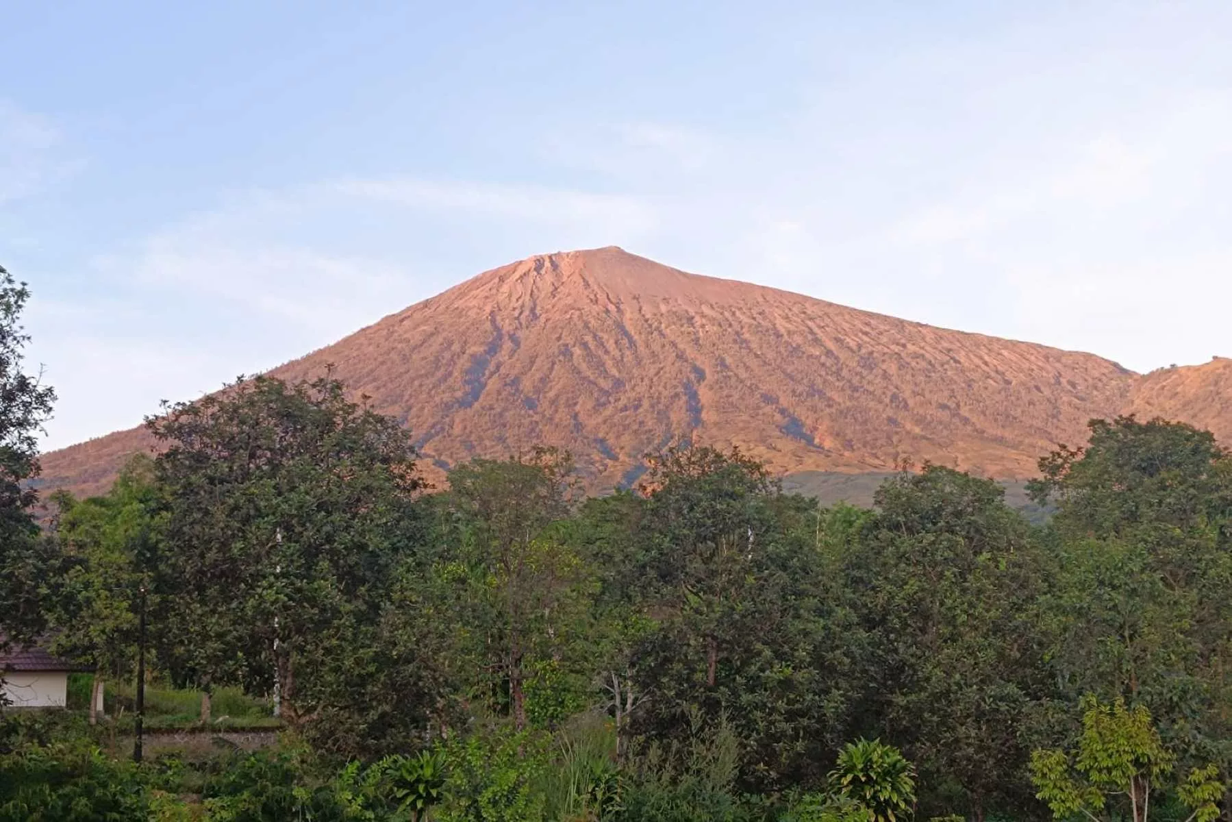 Keindahan Gunung Rinjani, di Pulau Lombok.
