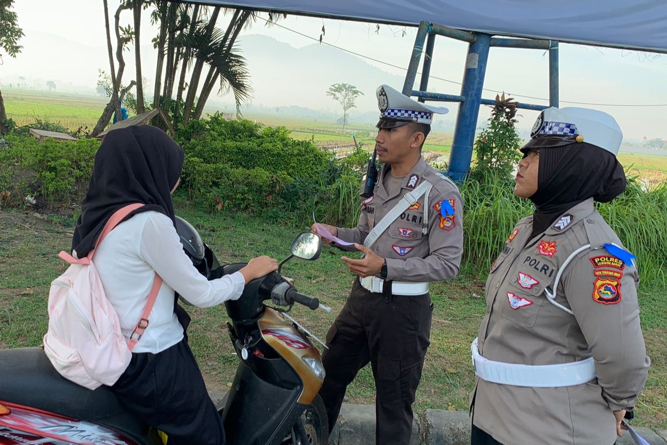 Operasi Patuh Rinjani 2025, Polres Lombok Barat Tindak Pelanggar Lalu Lintas di Bundaran Penas