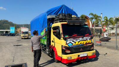 Pengamanan Ketat Bongkaran KMP SURYA 777 di Pelabuhan Lembar Berjalan Lancar