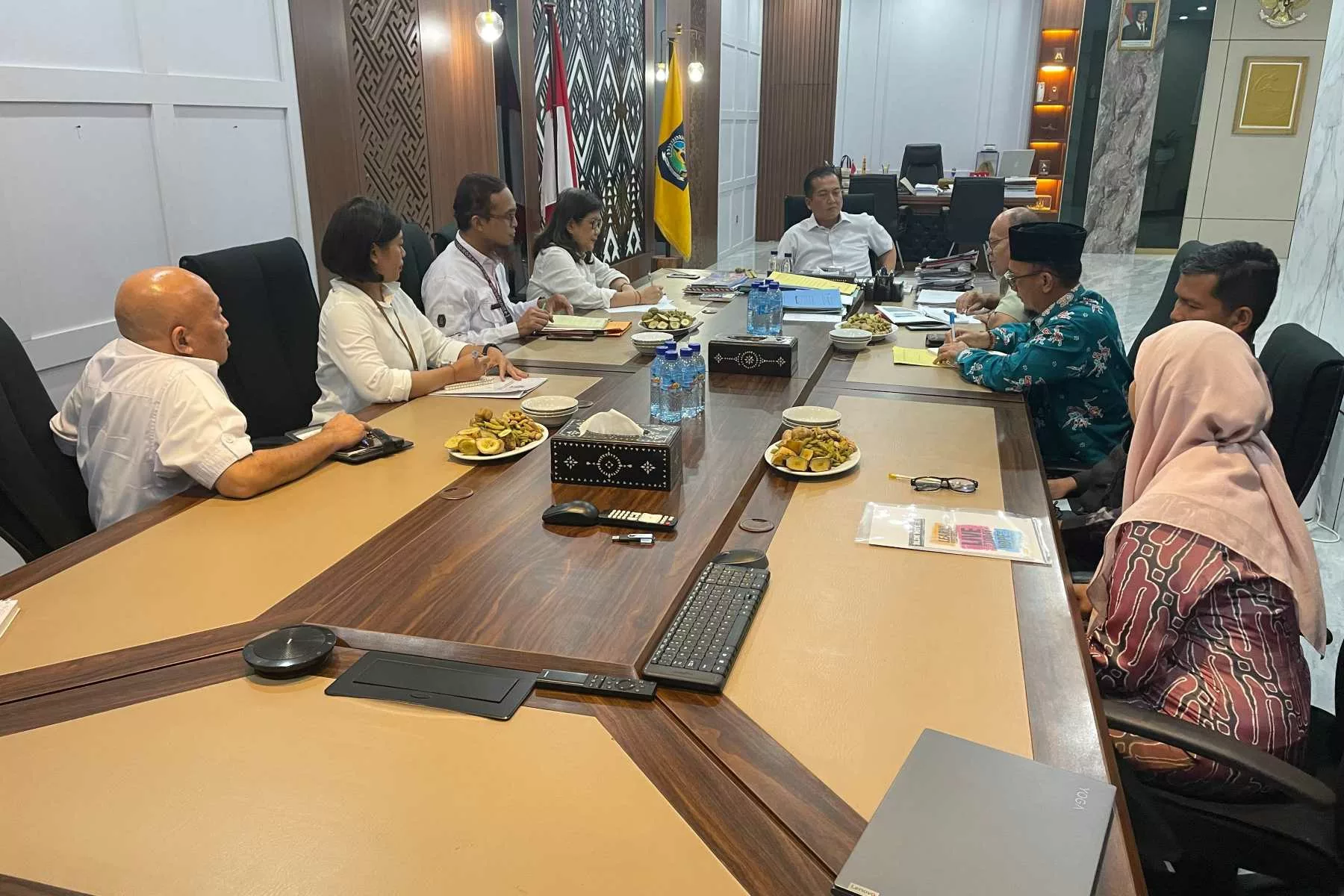 Gubernur NTB, Dr. Lalu Muhamad Iqbal, menerima kunjungan Kepala Pusat Kementerian Lingkungan Hidup Bali Nusra, Ni Nyoman Santi, di Mataram, Kamis (3/7/2025).